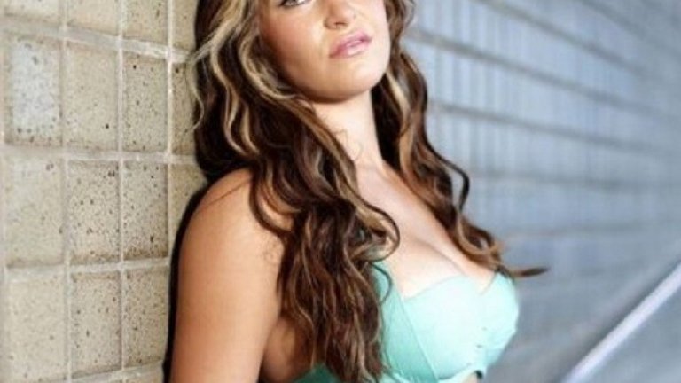 Боецът си е боец! Бременната в 8-ия месец Миша Тейт се справи с враждебно Кане корсо