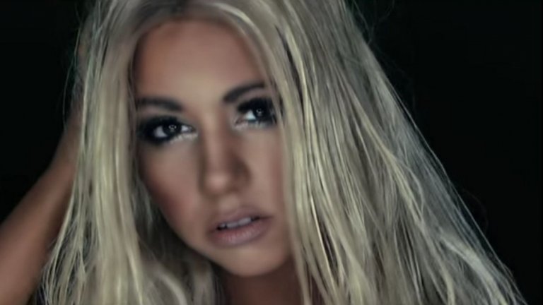 Малко по-късно е сред първите автори на съдържание, на които YouTube започва да плаща с пари от реклама. (Кадър от нейна пародия на песен на Бритни Спиърс, събрала 45 милиона гледания)