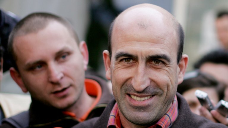 Йордан Лечков не губи високия си дух и избра стратегия от типа "Атаката е най-доброто отстъпление"...