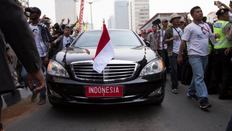 Джоко Уидодо - президент на Индонезия
Mercedes-Maybach S 600 Pullman Guard

Още един държавен глава, който залага на най-луксозния модел на Mercedes. По ирония - преди няколко месеца при откриването на завод в западен Калимантан, бронираният автомобил на Уидодо отказа да запали, при което се наложи президентът да се качи на друга кола, за да се прибере. Лимузината на Уидодо е произведена преди 10 години и е обслужвала няколко от предшествениците му. 