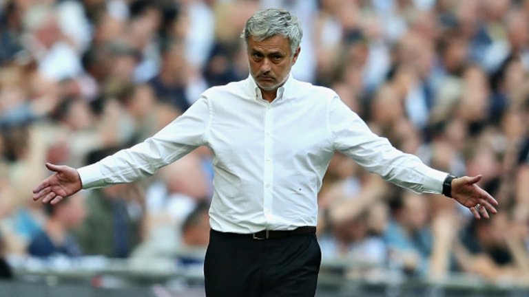 3. Поучил се е от грешките си и се смята за по-силен
Необичайно е за Жозе да признава, че не е бил прав за нещо, но именно това се случи вчера. "Осъзнах, че направих някои грешки. Няма да ги повтарям. Ще направя нови грешки, но не и пак същите".Той не пожела да уточни кои свои решения счита за грешки, но сам се описа като смирен човек. “Аз съм достатъчно смирен и седнах да анализирам стореното от мен досега. Не просто последната година, а цялата ми кариера. Не съжалявам и не мога да виня никого. Смятам, че почивката от футбола ми се отрази добре". Моуриньо също увери, че вече е по-силен от преди и че от емоционална гледна точка е отпочинал и мотивиран. Но подчерта и че не е загубил своята идентичност. "Винаги съм бил смирен по свой начин, проблемът е, че досега не го разбирахте", отсече той пред журналистите, сякаш за да потвърди, че все още е старият Моуриньо.
Тепърва ще видим дали Тотнъм ще получи подобрена негова версия, но на първата пресконференция изглеждаше, че самият той ще пробва да си създаде малко по-позитивен образ.