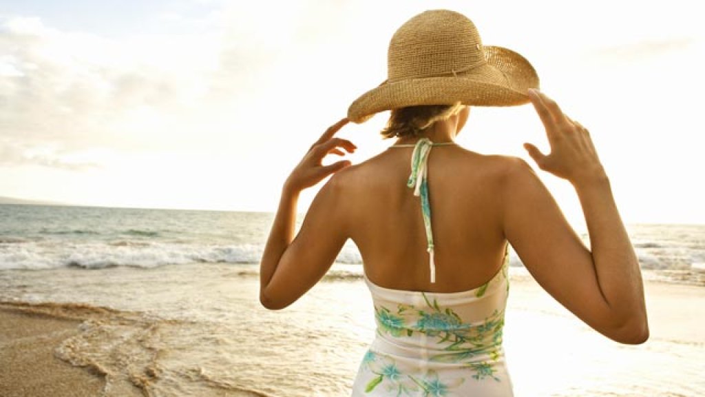 Summer-Travel-Tips-Hat-on-the-beach
