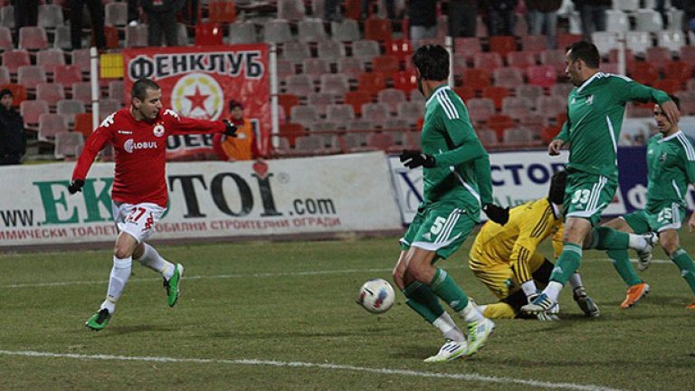 Янис Зику спечели най-безапелационно от всички футболисти в своята категория, а Любомир Гулдан и Александър Барт също влязоха в идеалния отбор