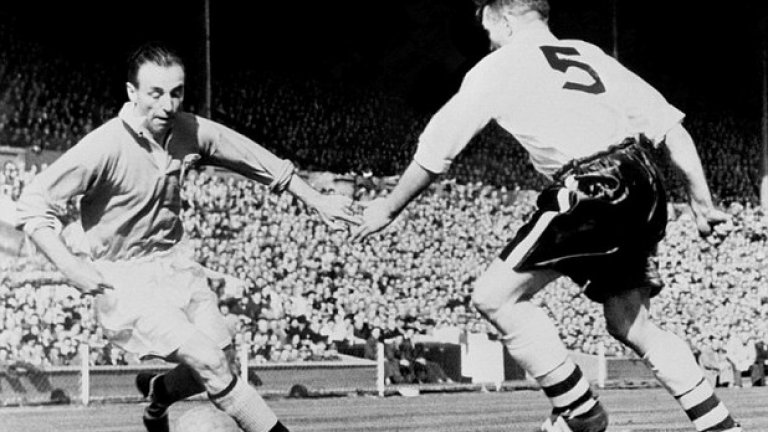 7. Сър Стенли Матюс - елитен футбол на 50
Единственият английски футболист, който получава рицарско звание, докато играе. Един от пионерите на здравословното хранене, той играе елитен футбол до 50-годишна възраст. Също така е най-възрастният национал на Англия, като изиграва последния си мач на 42.

