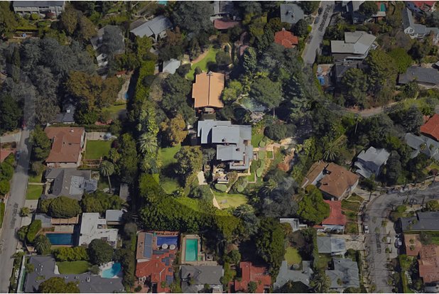 Първата къща на Брад Пит в Холивуд е купена през 1994-година за 1.7 млн. долара.
Това е традиционна за Калифорния постройка, която е предпочитаното място за прекарване на времето на семейството. През годините те разшириха имението, закупувайки околни имоти. Къщата има басейн и градина за децата, в която има пързалка и пясъчник