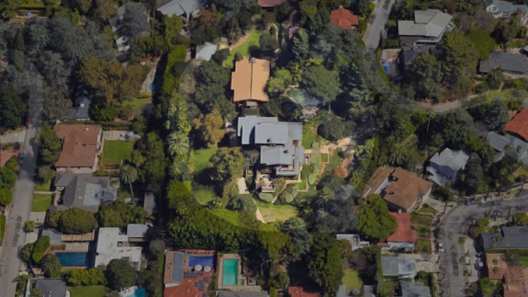 Първата къща на Брад Пит в Холивуд е купена през 1994-година за 1.7 млн. долара.
Това е традиционна за Калифорния постройка, която е предпочитаното място за прекарване на времето на семейството. През годините те разшириха имението, закупувайки околни имоти. Къщата има басейн и градина за децата, в която има пързалка и пясъчник