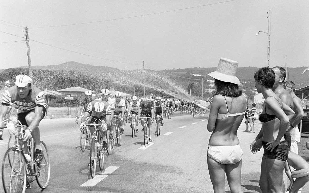 Колоездачите получават студен душ през 1960 г.