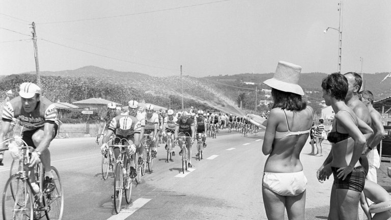 Колоездачите получават студен душ през 1960 г.