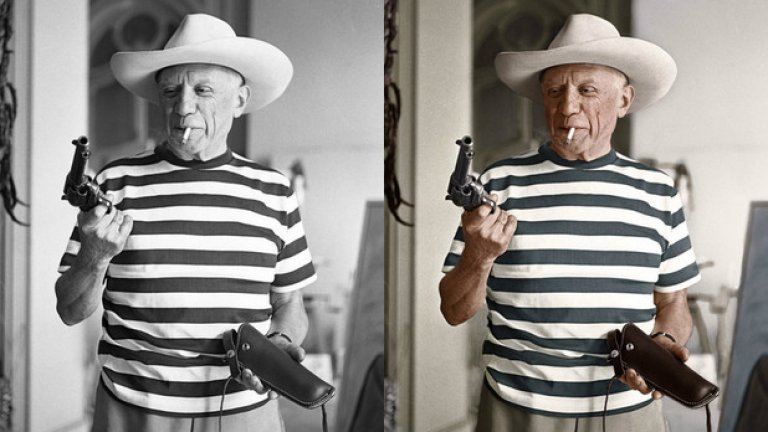 Художникът Пабло Пикасо позира с пистолета на актьора Гари Купър