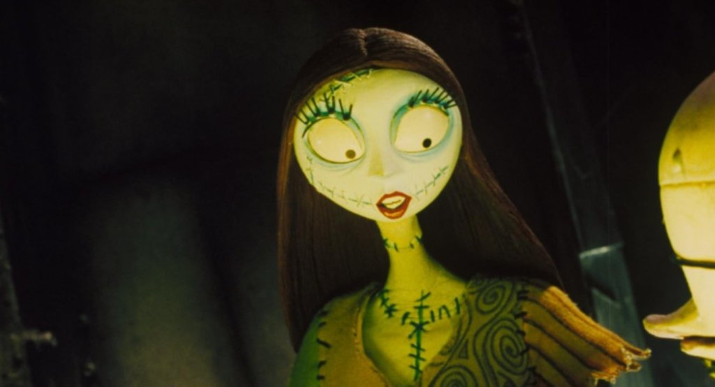 Сали – „Кошмарът преди Коледа“ (1993)
В Кошмарът преди Коледа Катрин О’Хара дава гласа си на Сали – крехката, меланхолична и дълбоко емоционална героиня, която се превръща в моралния център на филма. Това е една от ролите, които показват колко силно въздействие има гласът ѝ дори без физическо присъствие на екрана.