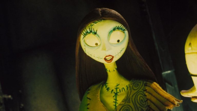 Сали – „Кошмарът преди Коледа“ (1993)
В Кошмарът преди Коледа Катрин О’Хара дава гласа си на Сали – крехката, меланхолична и дълбоко емоционална героиня, която се превръща в моралния център на филма. Това е една от ролите, които показват колко силно въздействие има гласът ѝ дори без физическо присъствие на екрана.