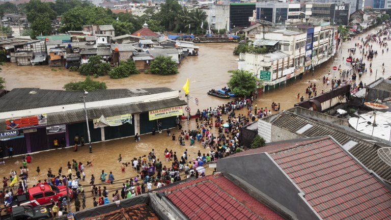 Джакарта страда от редовни наводнения