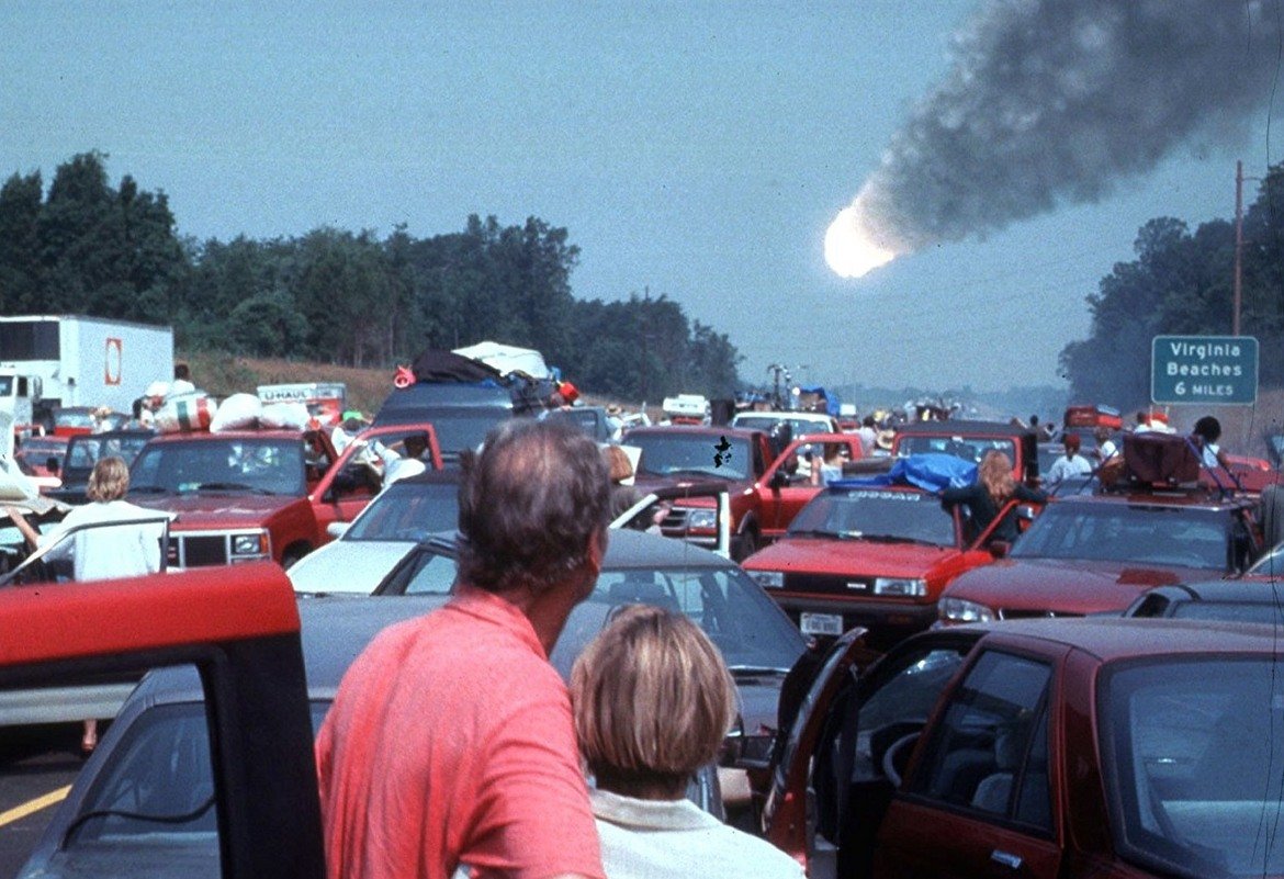 Deep Impact / Смъртоносно влияние (1998) - 1997-а е била годината на вулканите. Следващата - на космическите заплахи. И тук комета застрашава живота на Земята и отново екип от астронавти е пратен, за да я унищожи с ядрени оръжия. Може да няма Брус Уилис и Лив Тейлър, но Моргън Фриймън като президент е нещо, на което човек лесно може да се зарадва. А и реално се стига до някакъв катаклизъм, а не всичко е цветя и рози.
