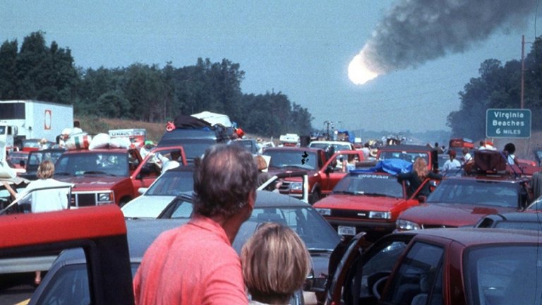 Deep Impact / Смъртоносно влияние (1998) - 1997-а е била годината на вулканите. Следващата - на космическите заплахи. И тук комета застрашава живота на Земята и отново екип от астронавти е пратен, за да я унищожи с ядрени оръжия. Може да няма Брус Уилис и Лив Тейлър, но Моргън Фриймън като президент е нещо, на което човек лесно може да се зарадва. А и реално се стига до някакъв катаклизъм, а не всичко е цветя и рози.