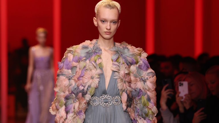 Флорални детайли
“Цветя? За пролетта? Революционно”, е казала Миранда Пристли от “Дяволът носи Прада”, но за новия моден сезон цитатът ѝ няма тежест. Колкото и голямо клише да са цветята за пролетта, през следващите месеци флоралните мотиви ще доминират при дрехите и аксесоарите.
Роклите, обувките и дори бижутата с цветен десен ще поведат тенденциите за сезона.