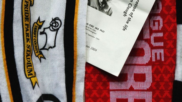 Картичка в памет на починалия Брайън Клъф е пъхната между шалчета на Дарби и Нотингам, окачени на стадиона на Дарби след смъртта на Клъф.