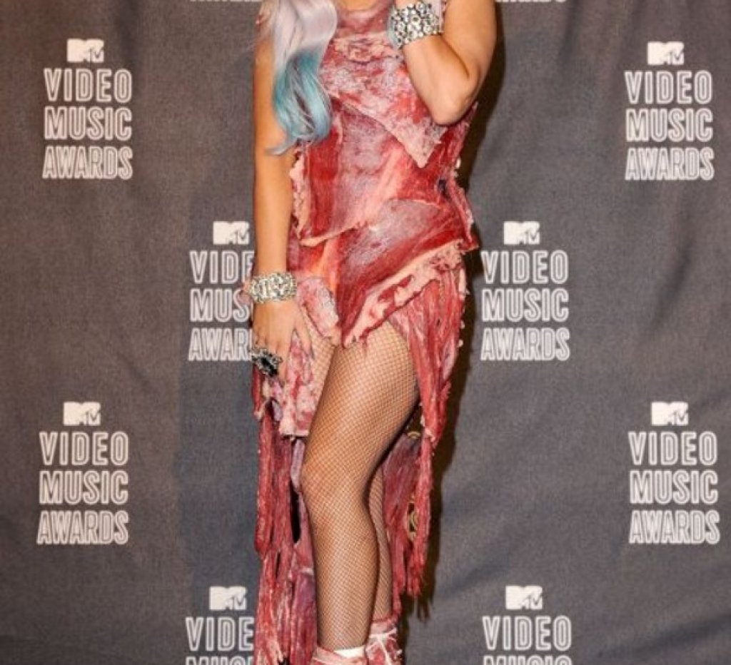 Когато Лейди Гага се появи облечена с тази "рокля" през 2010-та, всички се чудеха как суровото месо запазва цвета си. Отговорът сигурно го знаят много добре продавачите в супермаркетите, но явно тайната е известна и на дизайнерите на това култово произведение на изкуството от Franc Fernandez