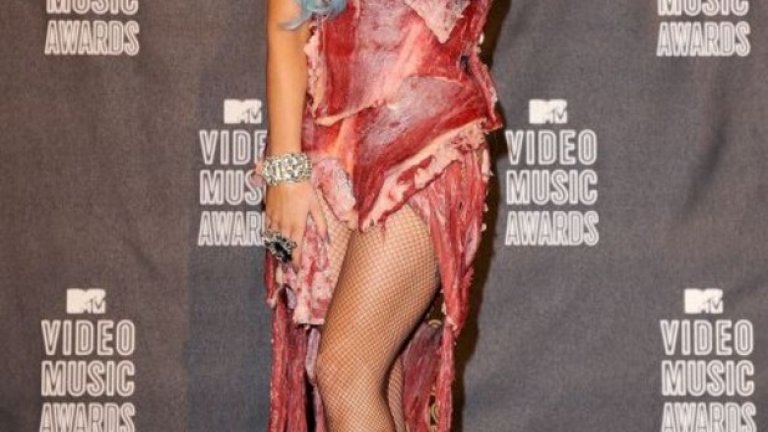 Когато Лейди Гага се появи облечена с тази "рокля" през 2010-та, всички се чудеха как суровото месо запазва цвета си. Отговорът сигурно го знаят много добре продавачите в супермаркетите, но явно тайната е известна и на дизайнерите на това култово произведение на изкуството от Franc Fernandez