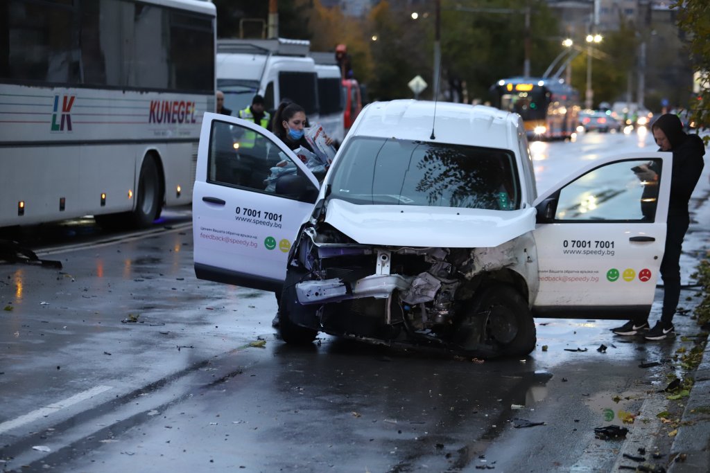 Гонка в София: Шофьор удари над 20 коли, бягайки от полицията