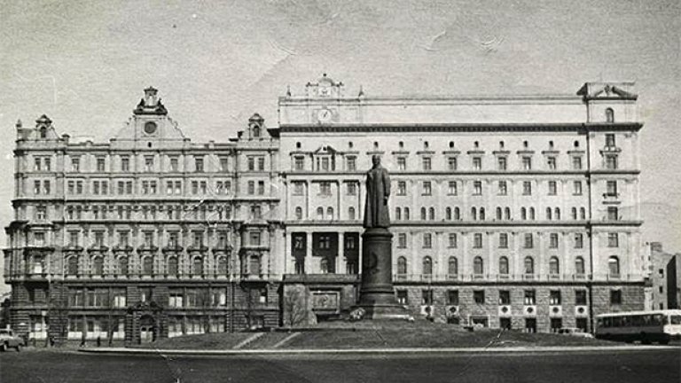 Украйна намери смелостта да се отърве от постсъветския айсберг и да заплава към Европа, но Русия не. И може би Феликс Дзержински отново ще се върне на "Лубянка"