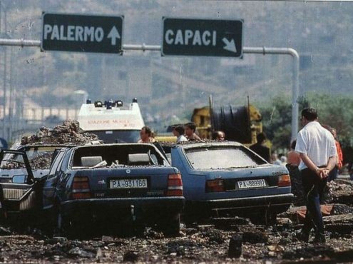 "Джовани Фалконе е като Марадона - може да бъде спрян само по един начин", шегуват се мафиотите. Борецът срещу Коза Ностра загива в атентат на 22 май 1992-ра.