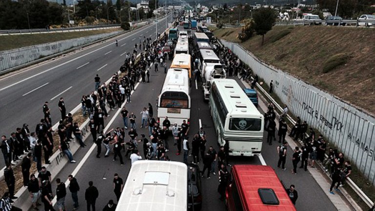 Над 25 000 задръстиха магистралата до Атина, за да идат на финала за купата срещу Панатинайкос миналата година.