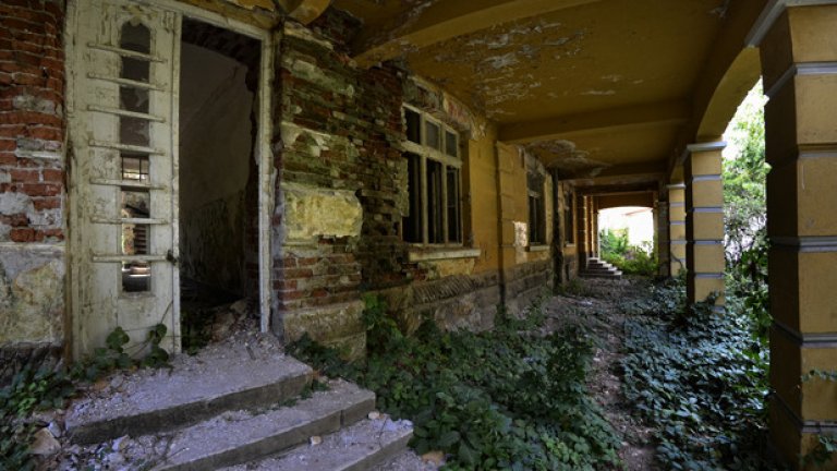 През този вход между 1950-та и 1990-та са влизали възпитаниците на Софийската духовна семинария, заточена от червената власт в околностите на гара Черепиш