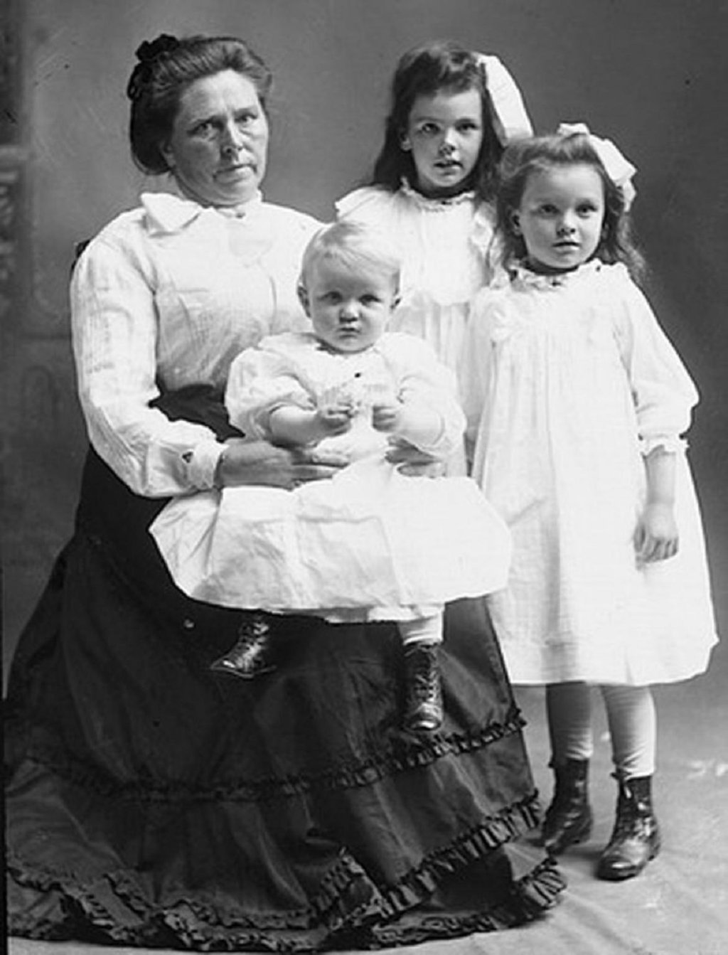 Belle_Sorenson_Gunness_.born_as_Brynhild_Paulsdatter_Storseth._with_her_children_Lucy_and_Myrtle_Sorenson_and_Phillip Gunness._c._1908.__TopPublicEnemies-blogspot-com