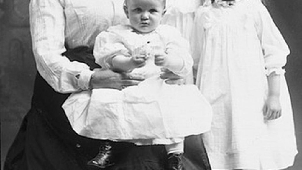 Belle_Sorenson_Gunness_.born_as_Brynhild_Paulsdatter_Storseth._with_her_children_Lucy_and_Myrtle_Sorenson_and_Phillip Gunness._c._1908.__TopPublicEnemies-blogspot-com