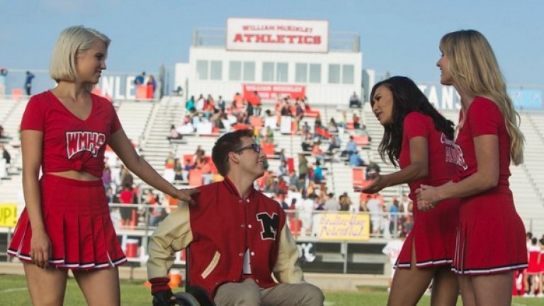 Клуб „Веселие“ (2015)
Този сериал-мюзикъл беше голям хит. Но после всичко тръгна надолу. В последния сезон авторите му твърдяха, че се завръщат към „корените“ на сериала. Звездата Рейчъл Бери се завръща в училище след бедствен престой в Холивуд. Нейната цел е, заедно с Кърт, да възстанови Клуб „Веселие“, което е добре, но и леко предсказуемо. След шест години, трудно е да се задържи интересът към аутсайдерите, които се борят за училището. Най-малкото те започват да изглеждат като загубеняци. И ако зрителските коментари за шестия и последен сезон бяха по-скоро позитивни, то оценката не беше. Това е едно от предаванията с най-слаб рейтинг по телевизията. С последния сезон сериалът е събрал интереса на само половината от зрителите на първи сезон.