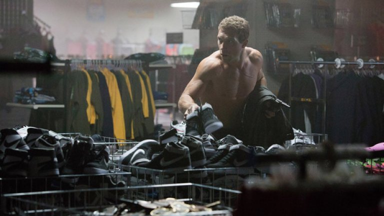 Новият Рийс е фитнес модел с харизмата на права щанга