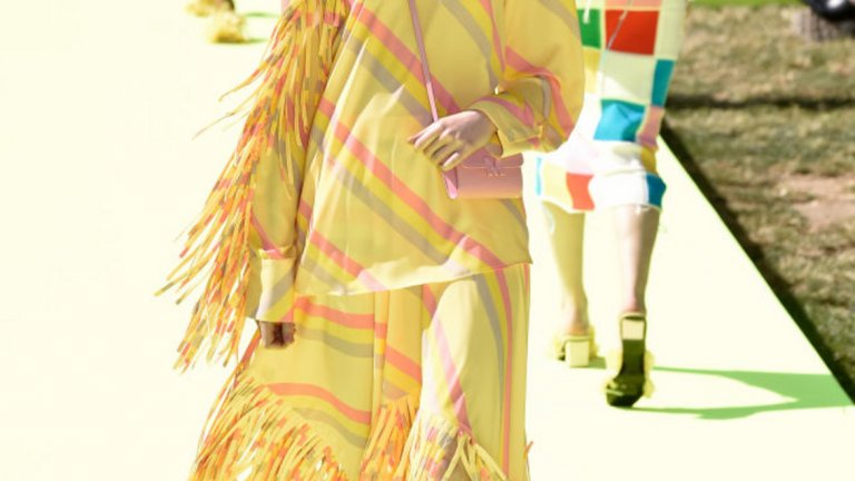 Очаква се да е популярен сред дрехите от по-леки и ефирни материи. 
Рокля от колекцията на MSGM на Седмицата на модата в Милано през септември 2019 г.