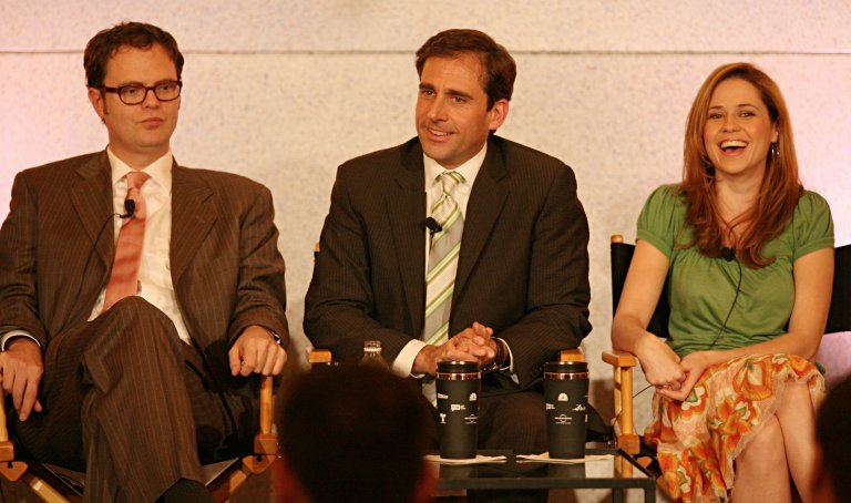 Карел (в средата) с колегите му Рейн Уилсън и Джена Фишър.