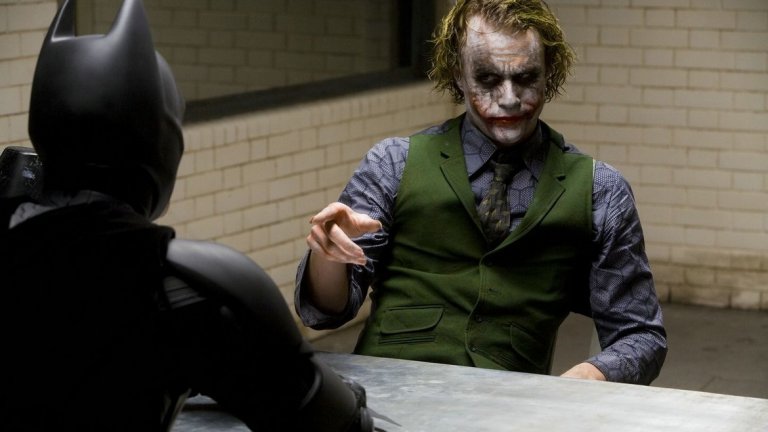 "Черният рицар" / The Dark Knight (2008) 
Перфектната режисура на Кристофър Нолан успява да разкрие в нова светлина един от най-внушителните образи на филмови злодеи - Жокера на Хийт Леджър. Актьорът, който почина от свръхдоза сънотворни преди премиерата на "Черният рицар", беше неузнаваем в ролята си на психопат-терорист, напомнящ повече на Алекс ДеЛардж от "Портокал с часовников механизъм", отколкото на клоун. Констриурането на сюжета в реалистични детайли вдигна летвата за всички останалите филми, базирани на комикси. И досега остава ненадминат.