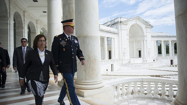 Маршаловите острови са сред местата за ядрени опити на САЩ(На снимката: президентът на Маршаловите острови - Хилда Хайн)