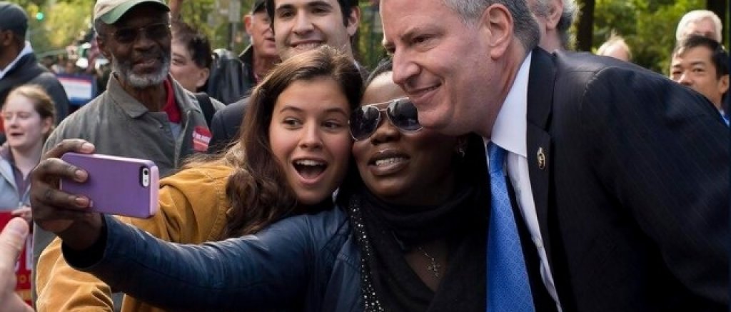 de_blasio_selfie_twitter_large_verge_medium_landscape
