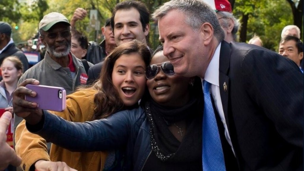 de_blasio_selfie_twitter_large_verge_medium_landscape