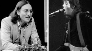 800px-Paul_McCartney_during_a_Wings_concert,_1976_(34_cropped)