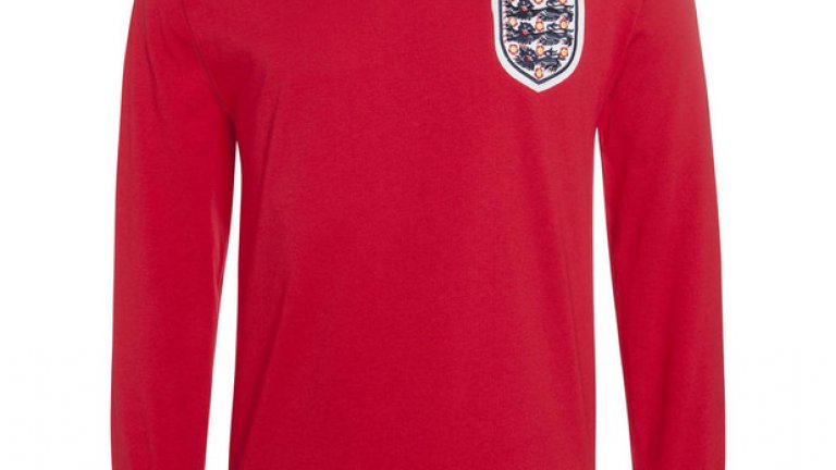 Не спира да се продава и до днес из лондонските магазини. Англия облече почти точна реплика за Мондиал 2014, но без успех.