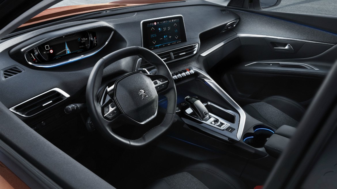 Една от новостите на колата е Peugeot i-Cockpit - мястото на водача е свръхмодерно и дава ново значение на шофирането