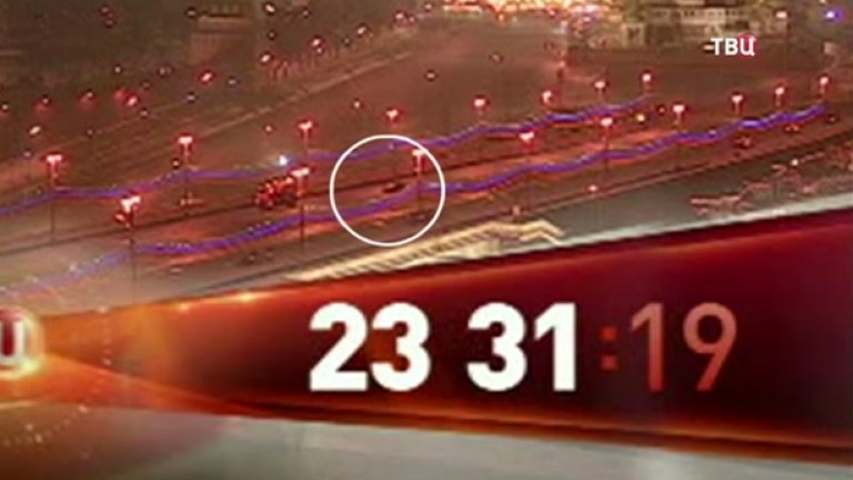 Записът беше разпространен от "ТВ Центр" в неделя и проследява с точност до секундата (между 23:16 ч. и 23:50 ч.) движението по Големия Москворецки мост, където е убит Борис Немцов пред очите на приятелката му.