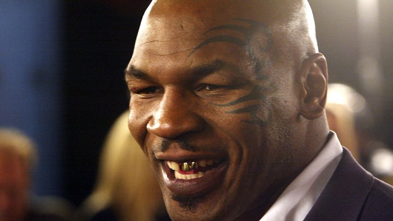 Майк Тайсън искаше нова кариера в "Антураж"
Сериалът, проследяващ живота на измислена холивудска звезда и неговите приятели, има доста гост появи, но тази на бившия боксьор няма как да не предизвика усмивка. С характерното си фъфлене Железният Майк обяснява на агента Ари Голд, че иска работа "от 9 до 5", която да му донесе по-подреден живот. Идеята му обаче е не да работи като продавач например, а да играе в сериал, с който да подобри репутацията си. Не одобрява и шега за отхапване на ухо...