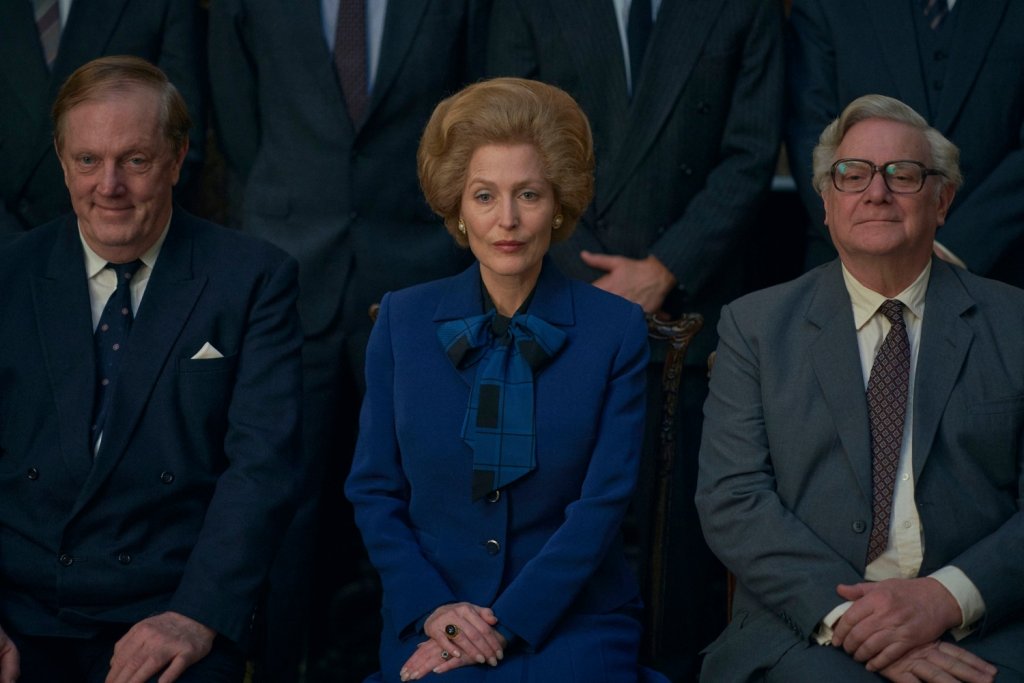 The Crown (четвърти сезон)
Кога: 15 ноември
Къде: Netflix

Новият сезон на "Короната" - сериалът, който разказва историята на британското кралство семейство - разпалва любопитството с трейлъра си. В него виждаме зрелищен сблъсък на две могъщи жени - кралица Елизабет II (Оливия Колман) и британския премиер Маргарет Тачър (Джилиан Андерсън, добре позната от "Досиетата X"). Напрежението между двете очевидно ще се трупа през целия сезон, докато Тачър въвежда своите спорни политики. Друга сюжетна колона очевидно ще бъде романтичната приказка на принц Чарлз (Джош О'Конър) с младата лейди Даяна Спенсър (Ема Корин). И докато тя хвърля розов прах в очите на британците, зад кулисите на Бъкингамския дворец в кралското семейство се появяват сериозни проблеми.