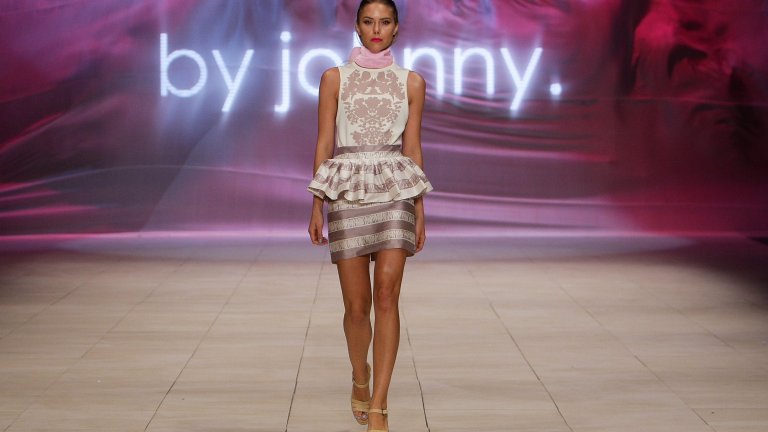 Пеплумът се завръща
Пеплумът е къса ивица плат, която се разкроява от областта на талията към бедрата и създава илюзията за фигура тип „пясъчен часовник“.
Най-вероятно си спомняте, че от последния път, в който пеплумът беше на мода, е изминало цяло десетилетие. 
Ако не сте изхвърлили дрехите си оттогава, новината за завръщането му за вас ще е добре дошла.