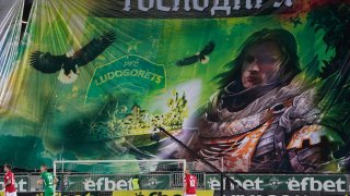 Едните са близо, но и доста далеч. Другите - първи на село и последни в града