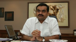 Политически хаос и страхове сред икономистите заради скандала с Adani Group, докато Гаутам Адани загуби близо 60 млрд. долара от личното си състояние.