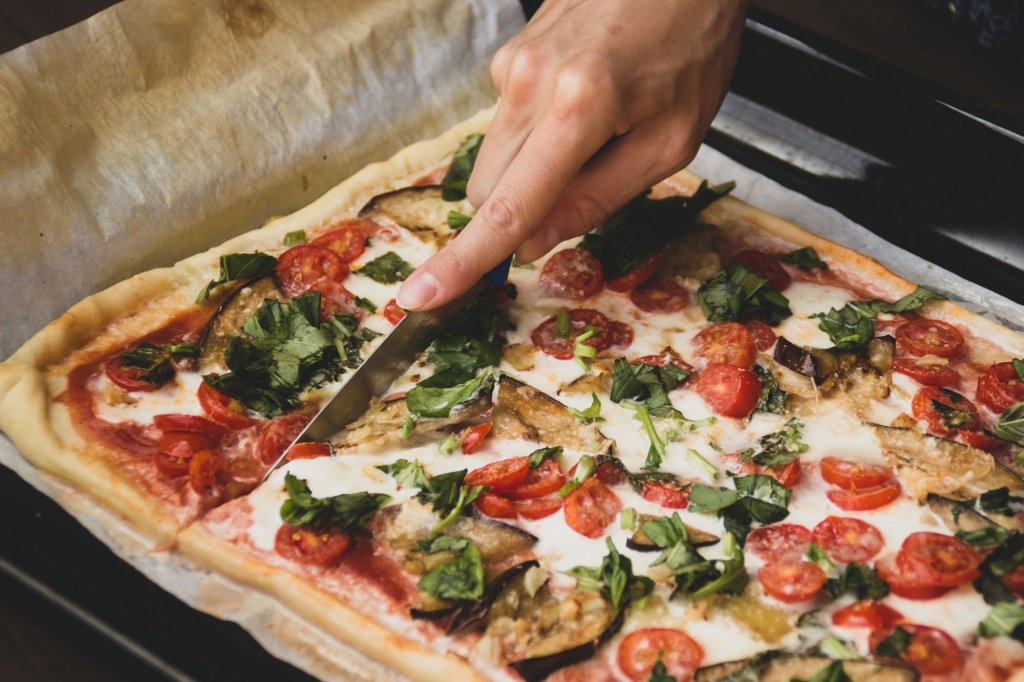Пица 
Типичната за тази част на Италия пица романа е с тънко и хрупкаво тесто. Топингите могат да са сос маринара, артишок, прошуто и дори картофи. 
Освен в заведения, пица може да се хапва и на крак и се продава на правоъгълни парчета.
