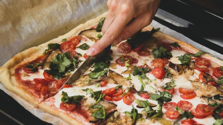 Пица 
Типичната за тази част на Италия пица романа е с тънко и хрупкаво тесто. Топингите могат да са сос маринара, артишок, прошуто и дори картофи. 
Освен в заведения, пица може да се хапва и на крак и се продава на правоъгълни парчета.
