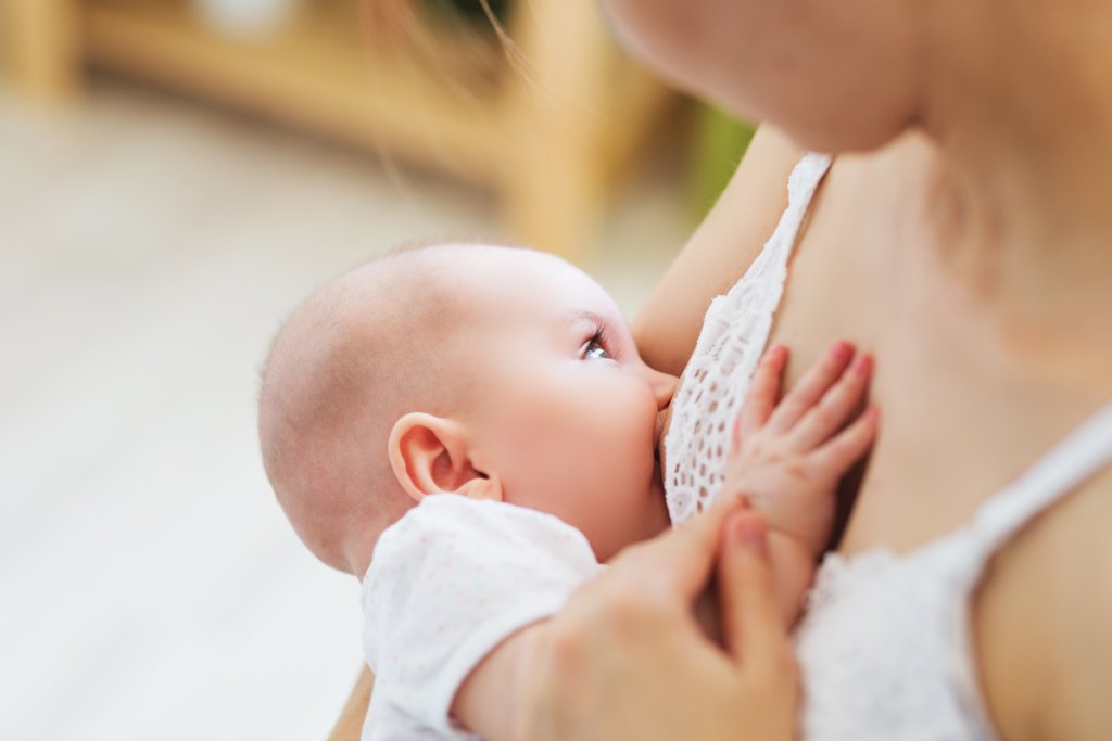 Young mom breast feeding кърмене
