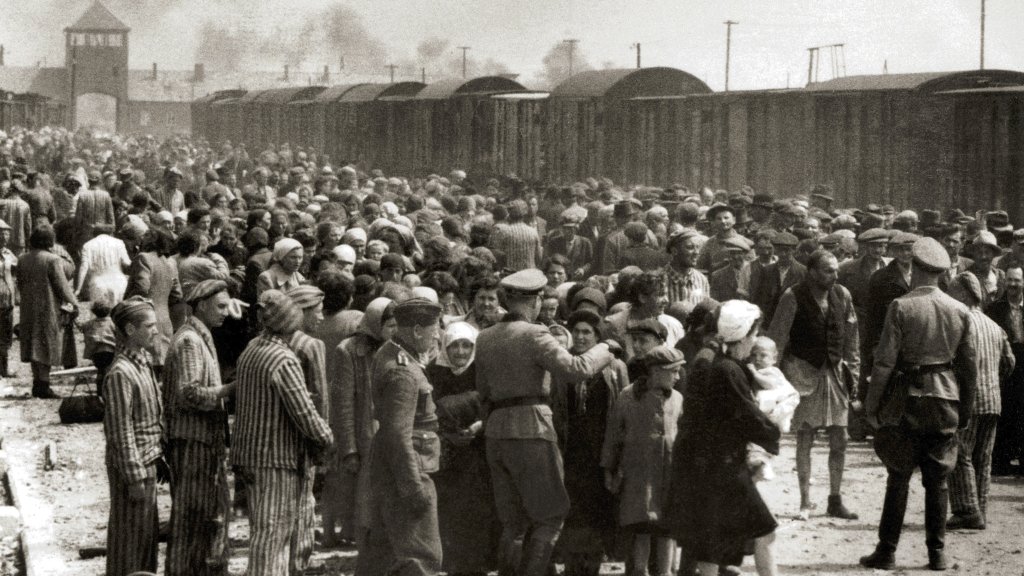 Selection_on_the_ramp_at_Auschwitz-Birkenau,_1944_(Auschwitz_Album)_1a